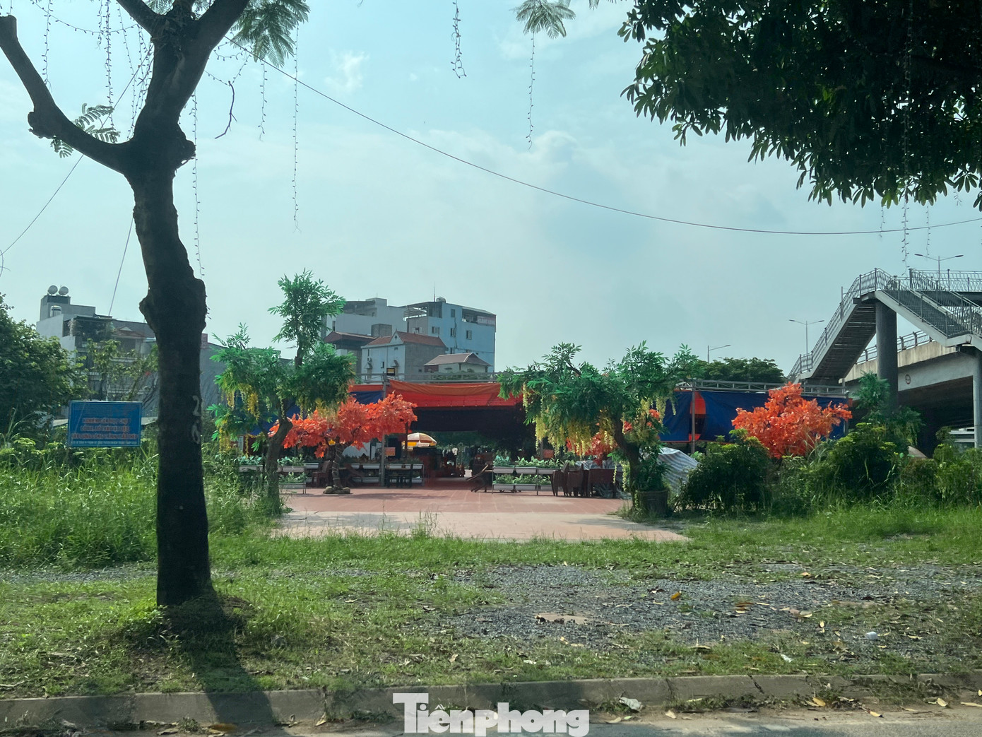 Một quán ăn trên khu đất, quán này đông đúc vào chiều tối.