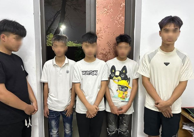 Nhóm thiếu niên thời điểm bị Công an TP Vĩnh Yên triệu tập. Ảnh: CAVP