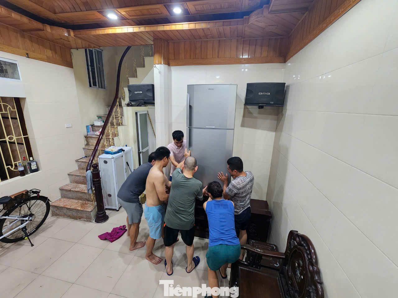 Hàng xóm giúp đỡ nhau khiêng những đồ cồng kềnh lên tầng tránh lũ.