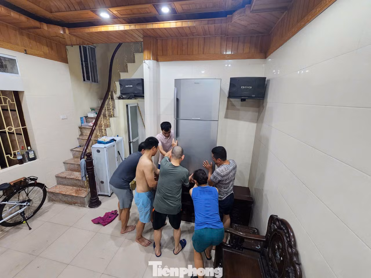 Hàng xóm giúp đỡ nhau khiêng những đồ cồng kềnh lên tầng tránh lũ.
