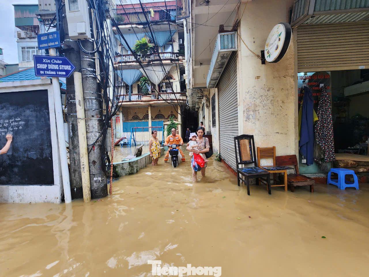 Người già, trẻ nhỏ được đưa đến tạm trú tại nhà người thân.