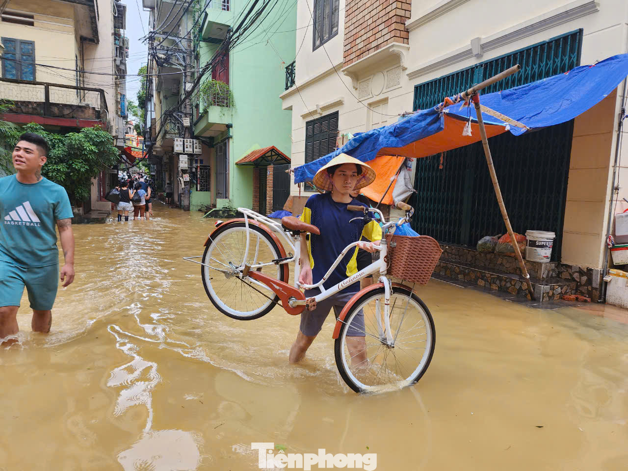 Người dân nhanh chóng chuyển đồ đạc đi nơi khác để tránh lũ. Theo một người dân tại đây, từ năm 2008 mới thấy nước lũ sông Hồng dâng cao như vậy.
