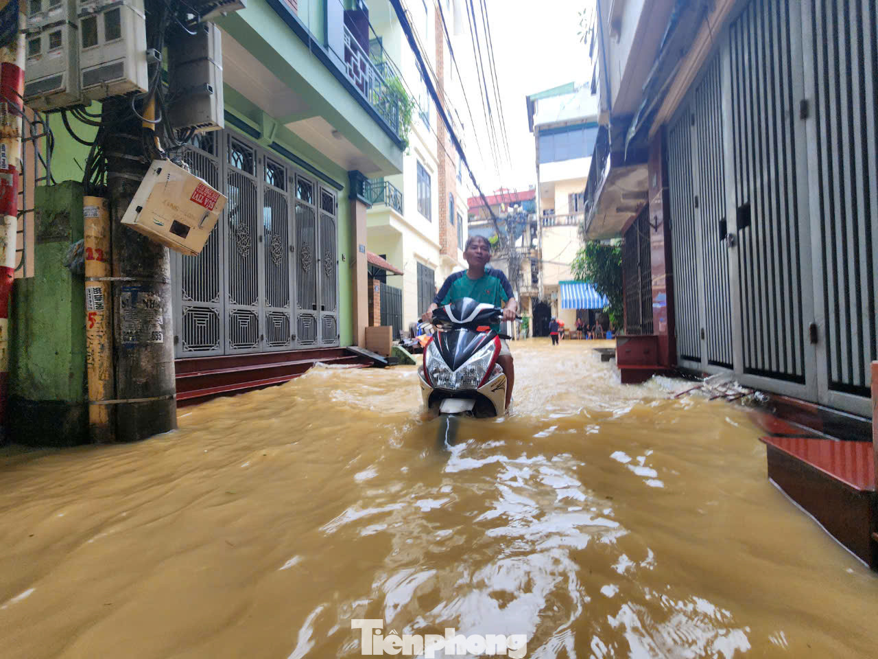 Tại ngõ 823 Hồng Hà (phường Chương Dương, quận Hoàn Kiếm), nước cũng đã tràn vào từ sáng sớm.