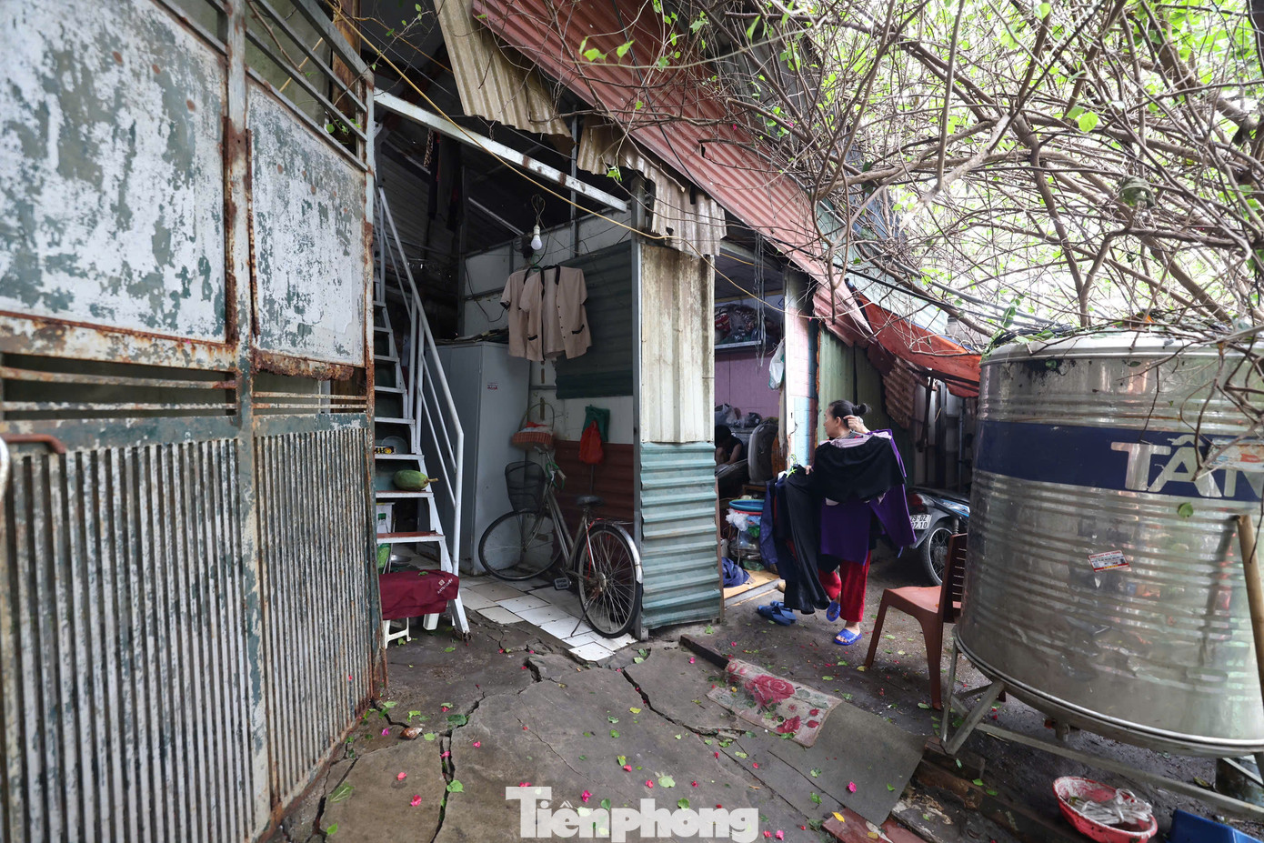 "Quận cũng đã bố trí cơ sở tạm trú cho người dân trong trường hợp phải rời khỏi nhà do lũ lên cao", đại diện UBND quận thông tin. "Quận cũng đã bố trí cơ sở tạm trú cho người dân trong trường hợp phải rời khỏi nhà do lũ lên cao", đại diện UBND quận thông tin.