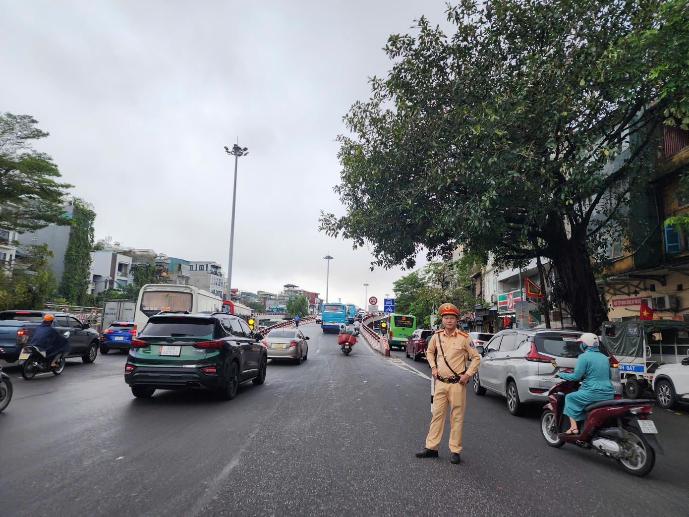 Cảnh sát giao thông, Thanh tra GTVT có mặt từ sớm để phân luồng các lối lên cầu Chương Dương.