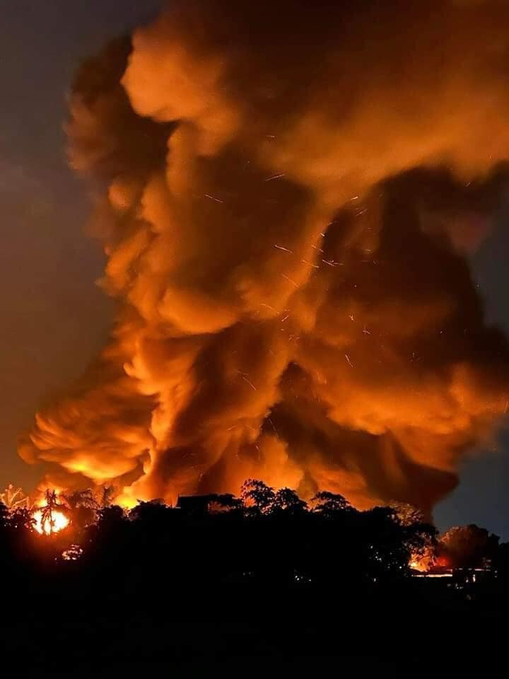 Cột khói bao trùm suốt nhiều giờ. Cột khói bao trùm suốt nhiều giờ.