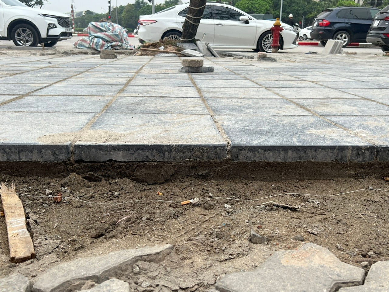 Dự kiến việc lát vỉa hè phố Lê Đức Thọ cũng hoàn thành trong tháng 7 tới đây