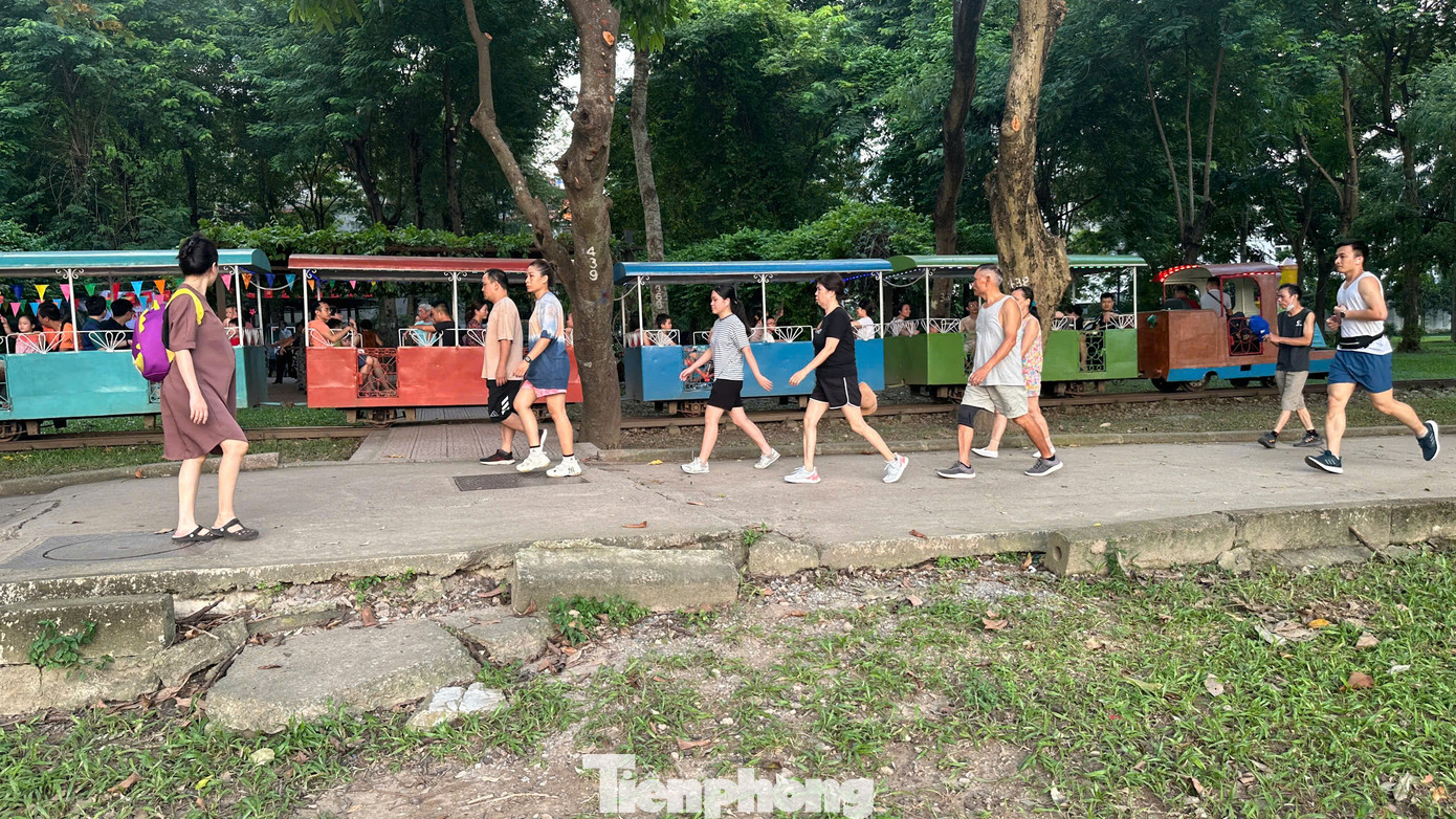 Đại diện Công ty TNHH MTV Công viên Thống Nhất cho biết, kỳ nghỉ lễ năm nay đơn vị không tổ chức chương trình kích cầu mà chỉ trang trí hoa tại khu vực cổng chính phố Trần Nhân Tông và khu vực tượng đài.