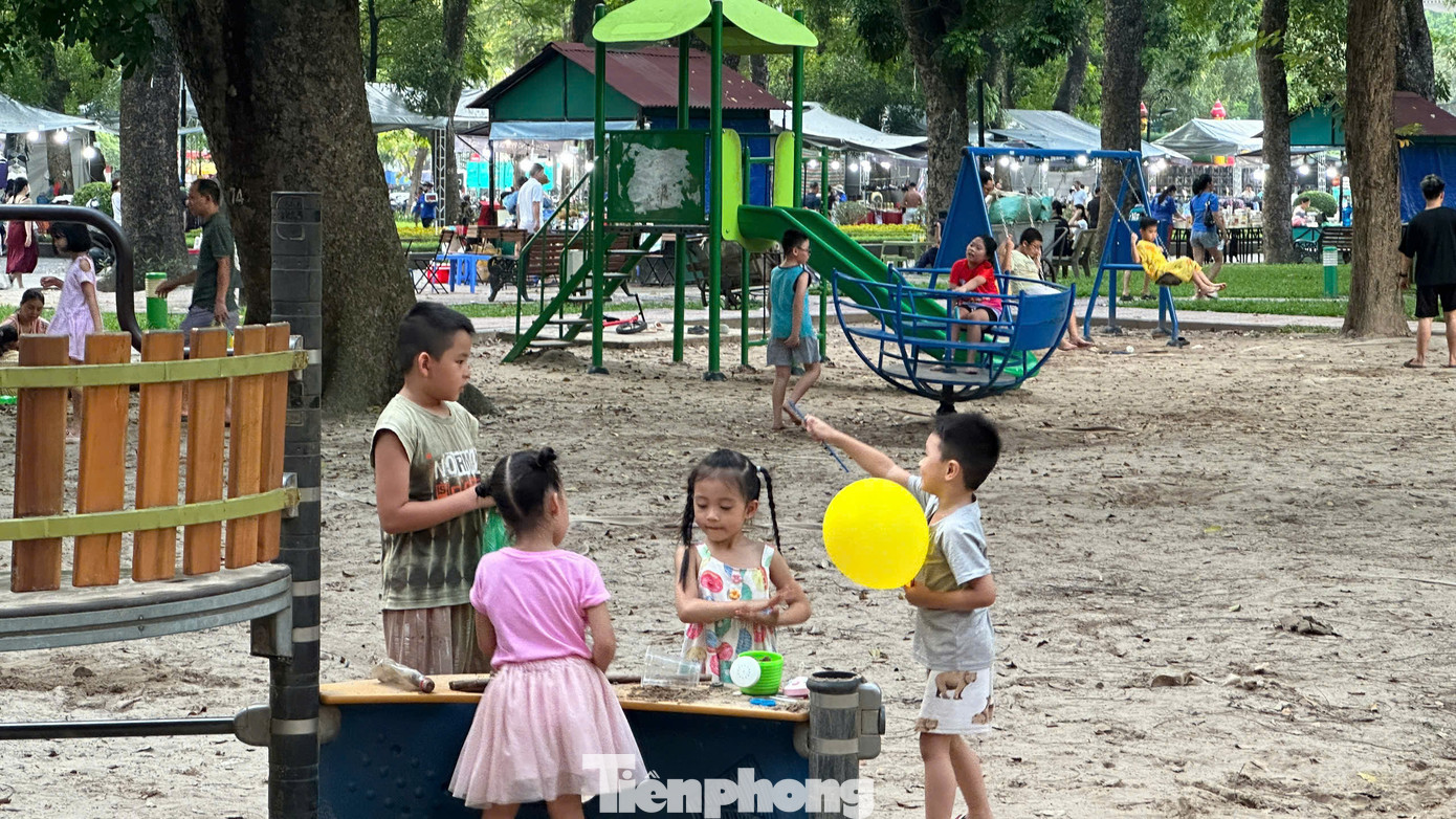 Ngoài khu vui chơi trẻ em nền cát gần cổng chính thì các khu vực khác đều ít người. Chủ yếu là người dân đến tập thể dục.