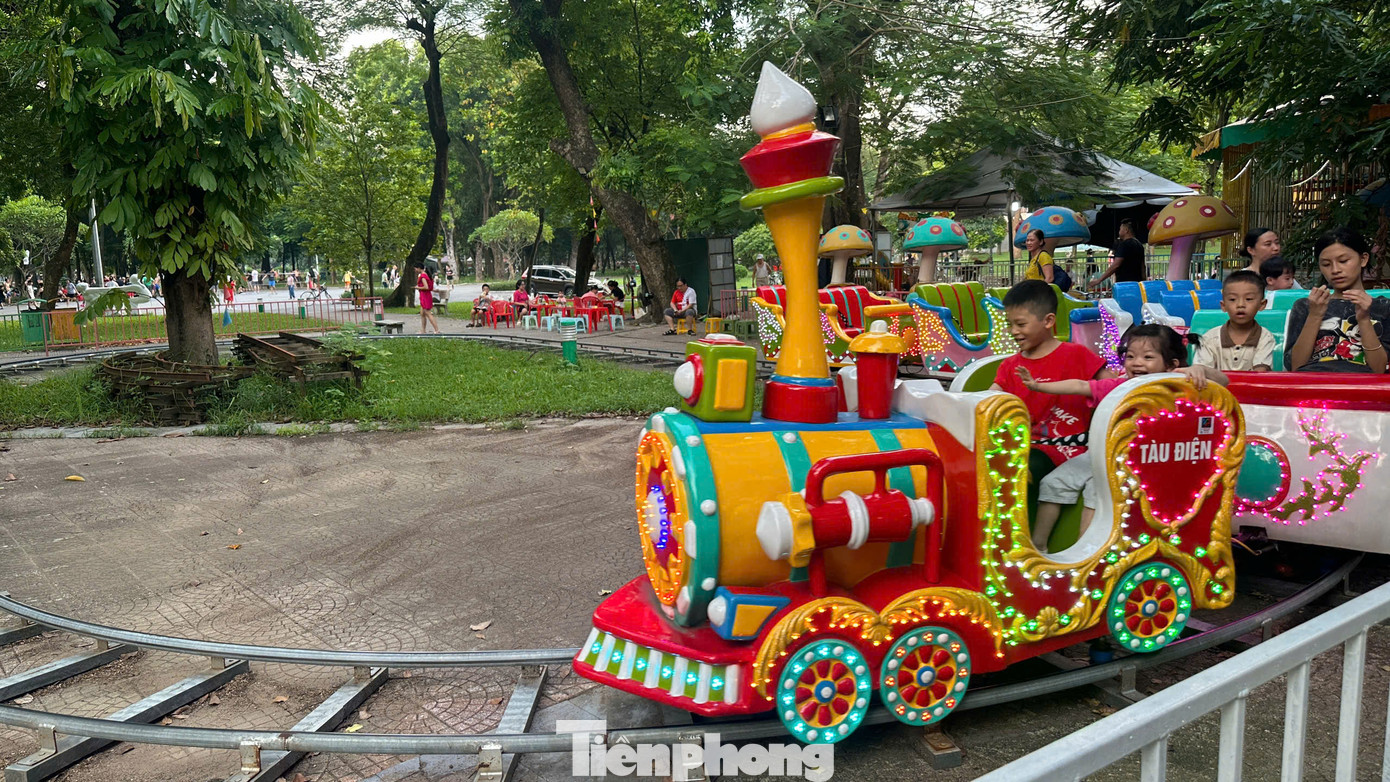 Theo một người quản lý trò chơi, dịp nghỉ lễ năm nay thời tiết dễ chịu nhưng không nhiều người đến vui chơi tại công viên. "Dù đã 2 ngày nghỉ lễ trôi qua nhưng lượng khách sụt giảm nhiều so với mọi năm", người này chia sẻ.