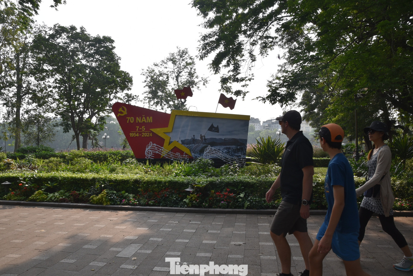 Mô hình cổ động, kỷ niệm 70 năm Chiến thắng Điện Biên Phủ được bố trí xung quanh hồ Hoàn Kiếm để người dân và du khách quốc tế quan tâm, tìm hiểu lịch sử