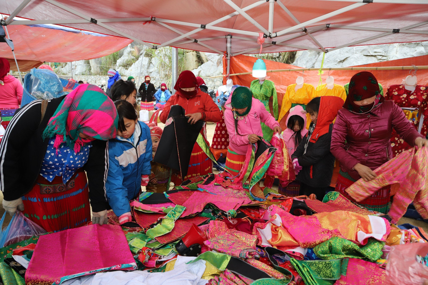 Phiên chợ Lũng Pù, ngoài là nơi mua bán, trao đổi hàng hóa của đồng bào còn là nơi gặp gỡ, giao lưu của những chàng trai, cô gái Mông, nơi hẹn hò của lứa đôi