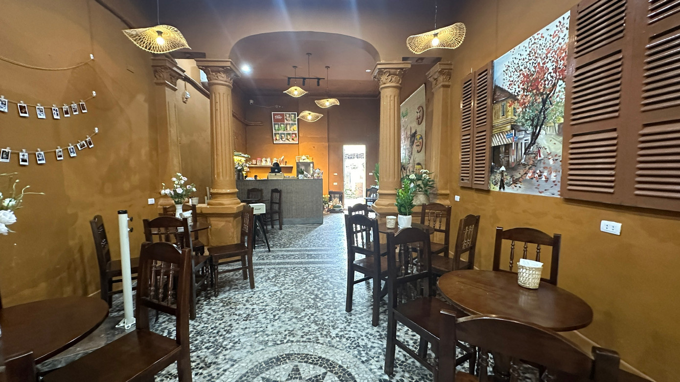 Thực tế trên địa bàn thành phố Hà Nội, có 66 điểm trong quỹ nhà chuyên dùng đang để trống, chưa được khai thác, gây lãng phí... Hình ảnh bên trong nhà chuyên dùng 25A Phùng Hưng, đang được cho thuê làm quán cà phê