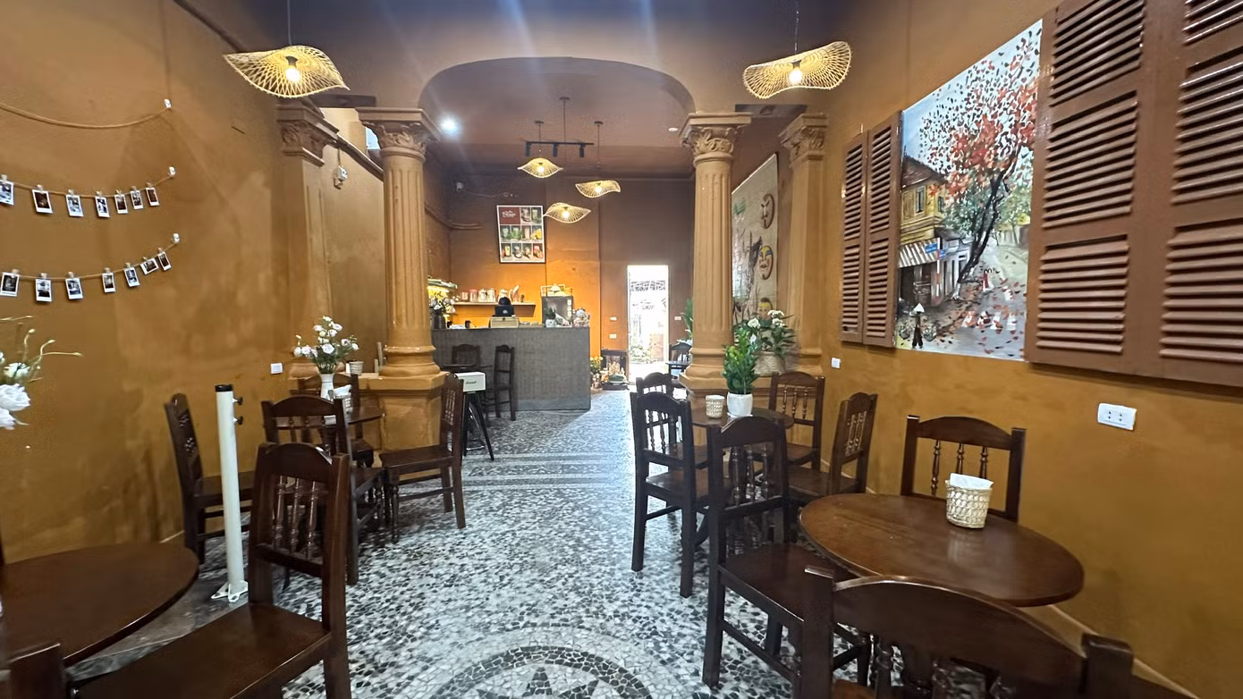 Thực tế trên địa bàn thành phố Hà Nội, có 66 điểm trong quỹ nhà chuyên dùng đang để trống, chưa được khai thác, gây lãng phí... Hình ảnh bên trong nhà chuyên dùng 25A Phùng Hưng, đang được cho thuê làm quán cà phê