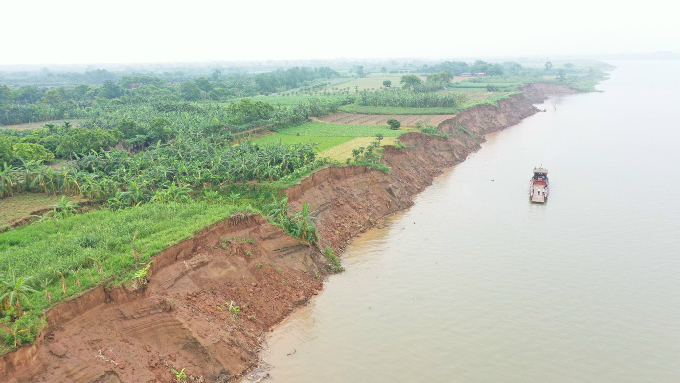 Bãi nổi thuộc địa bàn thị trấn Tây Đằng và xã Minh Châu bị sạt lở