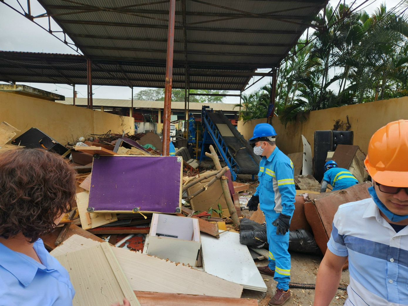 Công ty TNHH MTV môi trường đô thị Hà Nội (URENCO) cho biết, đơn vị đã thí điểm mô hình thu gom, xử lý rác cồng kềnh bằng xe chuyên dụng và đưa về khu xử lý chất thải Cầu Diễn để xử lý và tái sử dụng. Trong thời gian thí điểm, URENCO triển khai thu gom rác thải cồng kềnh theo hai hình thức, người dân mang rác thải cồng kềnh tới điểm tập kết theo quy định hoặc gọi điện theo số hotline, đơn vị sẽ đến tận nhà thu gom hoàn toàn miễn phí.