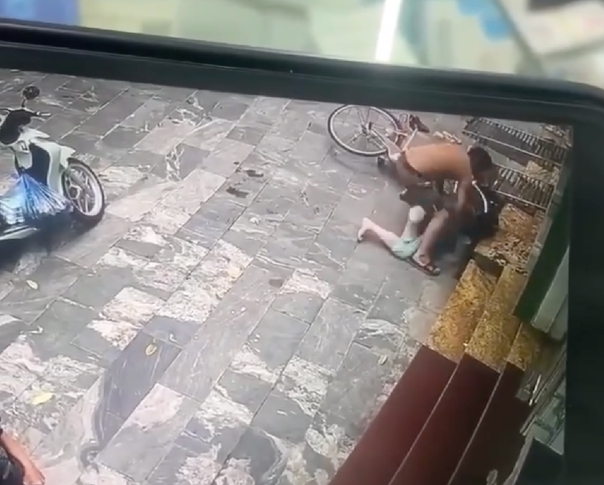 Clip sự việc Phương đâm vợ cũ gục ngã trên vỉa hè lan truyền trên mạng xã hội gây bức xúc dư luận (Ảnh chụp từ clip). Clip sự việc Phương đâm vợ cũ gục ngã trên vỉa hè lan truyền trên mạng xã hội gây bức xúc dư luận (Ảnh chụp từ clip).