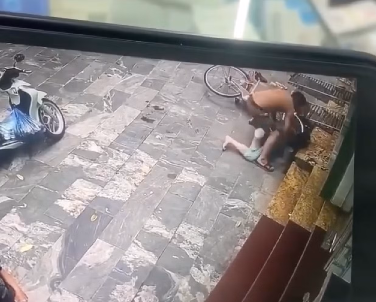 Clip sự việc Phương đâm vợ cũ gục ngã trên vỉa hè lan truyền trên mạng xã hội gây bức xúc dư luận (Ảnh chụp từ clip).