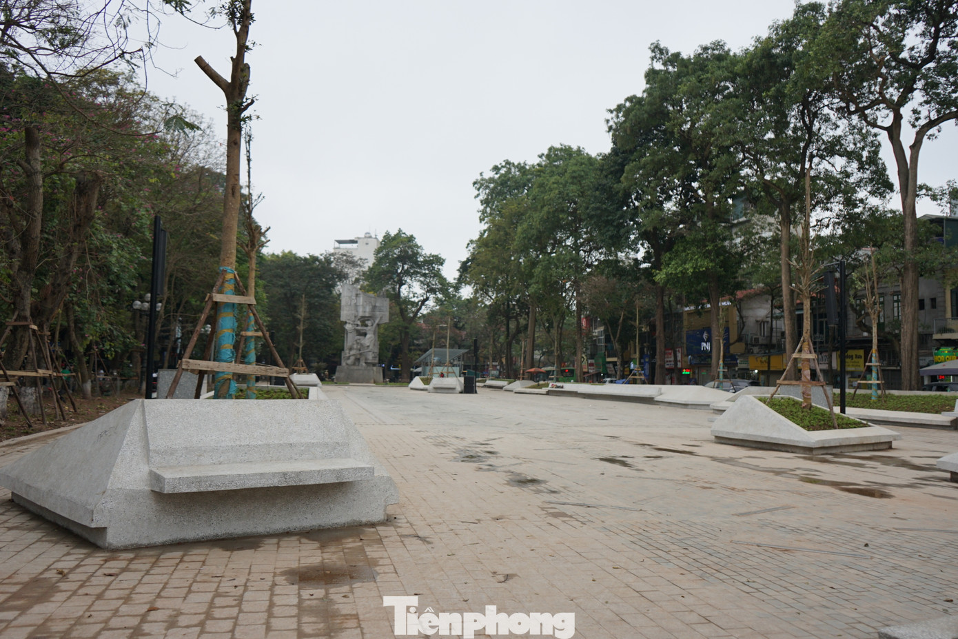 Khu vực vòi phun nước, thảm cỏ được thay thế bởi đèn và ánh sáng chìm. Cùng với hệ thống loa tạo ra khu vực trình diễn nhạc nước.