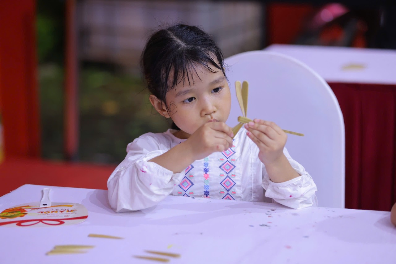 Lễ hội quà tặng du lịch Hà Nội năm 2024, do Sở Du lịch Hà Nội tổ chức, diễn ra từ ngày 23-25/8, tại không gian đi bộ phố Trần Nhân Tông và phụ cận. Trong chương trình, du khách được trải nghiệm nhiều hoạt động như làm chuồn chuồn tre, làm hoa nghệ thuật, đồ tái chế..