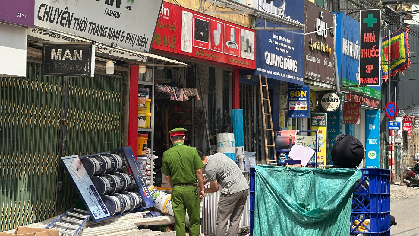 Trên phố Định Công Hạ còn có nhiều nhà ở kết hợp kinh doanh tương tự