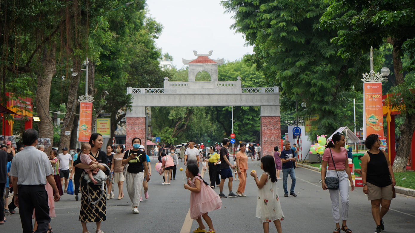 Du khách đến với hội chợ du lịch cuối tuần tại phố đi bộ Trần Nhân Tông.