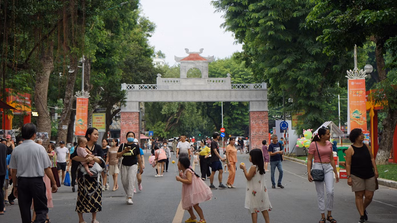 Du khách đến với hội chợ du lịch cuối tuần tại phố đi bộ Trần Nhân Tông.