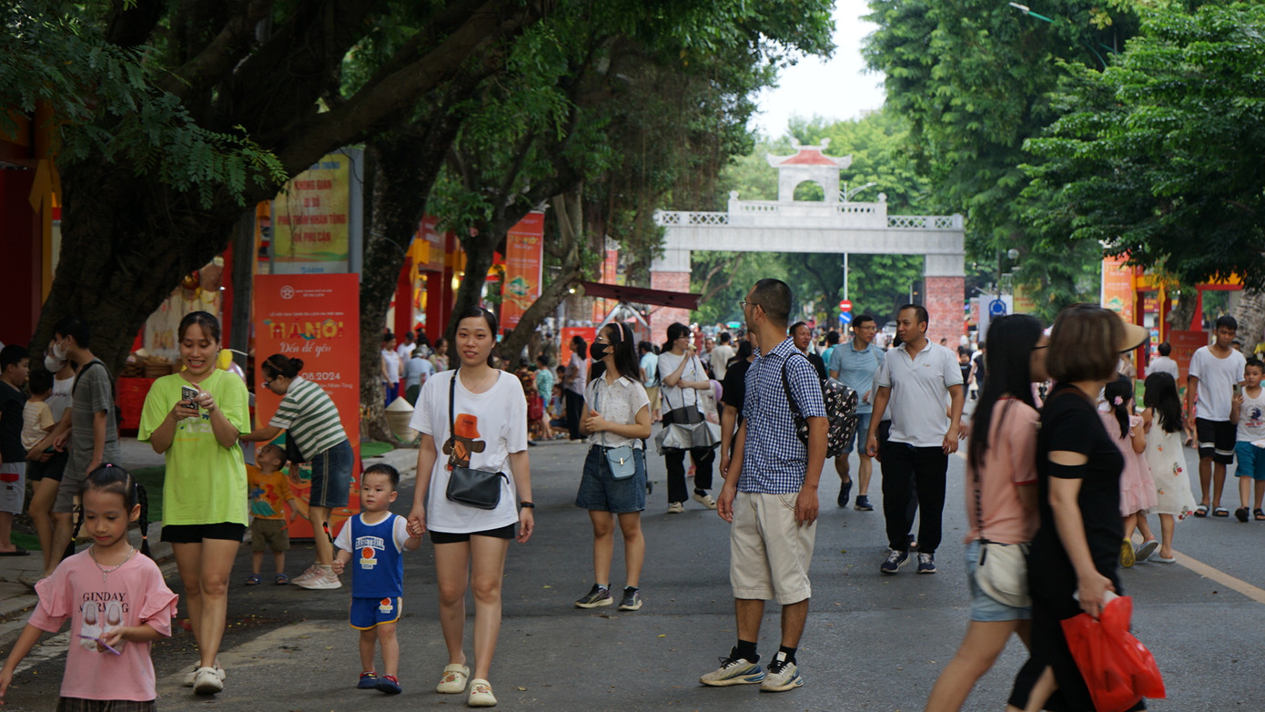 Tối 23/8, tại không gian phố đi bộ Trần Nhân Tông (quận Hai Bà Trưng), Lễ hội quà tặng du lịch Hà Nội năm 2024 với chủ đề “Hà Nội đến để yêu - Thức quà Hà Nội” được khai mạc.