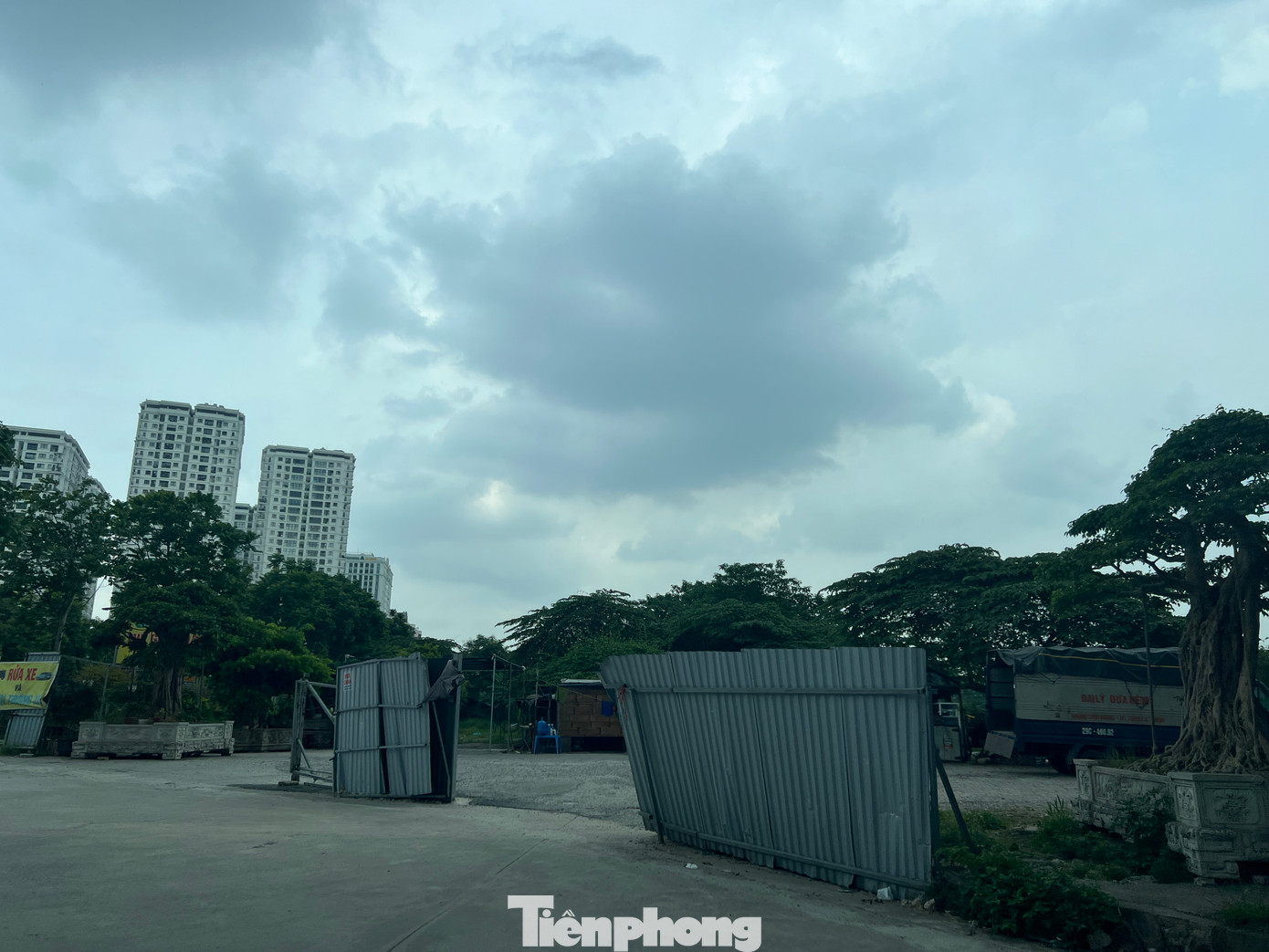 Đối với ô đất đang đỗ xe tải, đổ trạc thải xây dựng, lãnh đạo địa phương khẳng định đã nhiều lần cưỡng chế, quây tôn ngăn chặn. Tuy nhiên, do đất vẫn là đất nông nghiệp người dân địa phương canh tác nên vẫn phải mở lối cho người dân. Việc chống đổ trộm trạc thải, lập bãi đã giao cho Công an phường kiểm tra, xử lý.