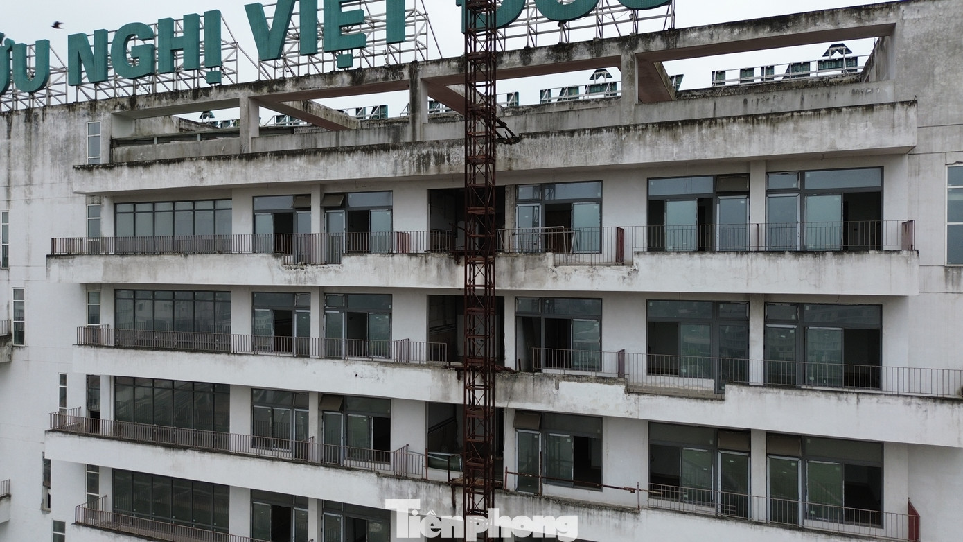 Một số bức tường bong tróc, rêu phủ bám cả mảng, hoang hóa như một “bệnh viện ma”