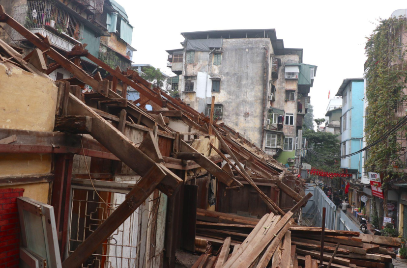 Ngay sau khi nhận mặt bằng, Ban Quản lý dự án ĐTXD quận tiến hành quây tôn để bảo vệ chống lấn chiếm và tiếp tục thực hiện các bước theo quy định để tháo dỡ toàn bộ diện tích thu hồi. Ngay sau khi nhận mặt bằng, Ban Quản lý dự án ĐTXD quận tiến hành quây tôn để bảo vệ chống lấn chiếm và tiếp tục thực hiện các bước theo quy định để tháo dỡ toàn bộ diện tích thu hồi.