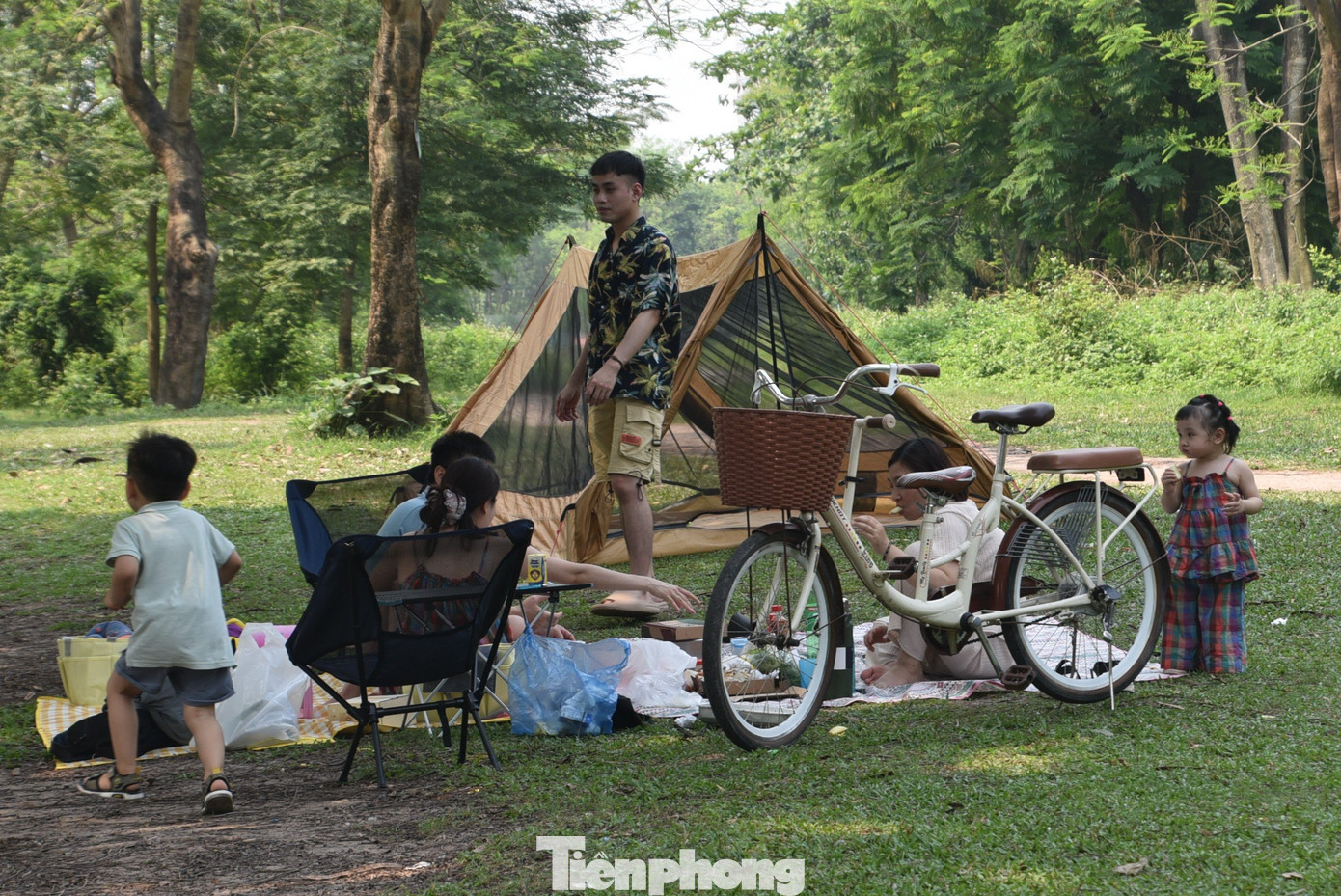 Anh Nam (người dân đến công viên) cho biết: Năm nay tôi không về quê và cũng sợ đi du lịch mùa này bởi đâu cũng đông đúc. Tôi chọn công viên Yên Sở, rủ một số người bạn để cắm trại, nướng đồ, thư giãn trong kỳ nghỉ lễ này.