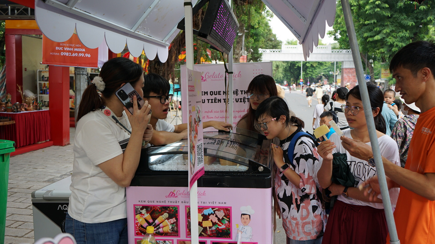 Trong 3 ngày diễn ra lễ hội, có nhiều hoạt động được tổ chức. Nổi bật là các không gian giới thiệu, triển lãm, quảng bá, gồm không gian giới thiệu sản phẩm quà tặng ẩm thực 36 phố phường Hà Nội; không gian trưng bày sản phẩm thủ công mỹ nghệ, trình diễn trống hội, Flashmob, trò chơi công nghệ tương tác; workshop về trải nghiệm trà đạo..