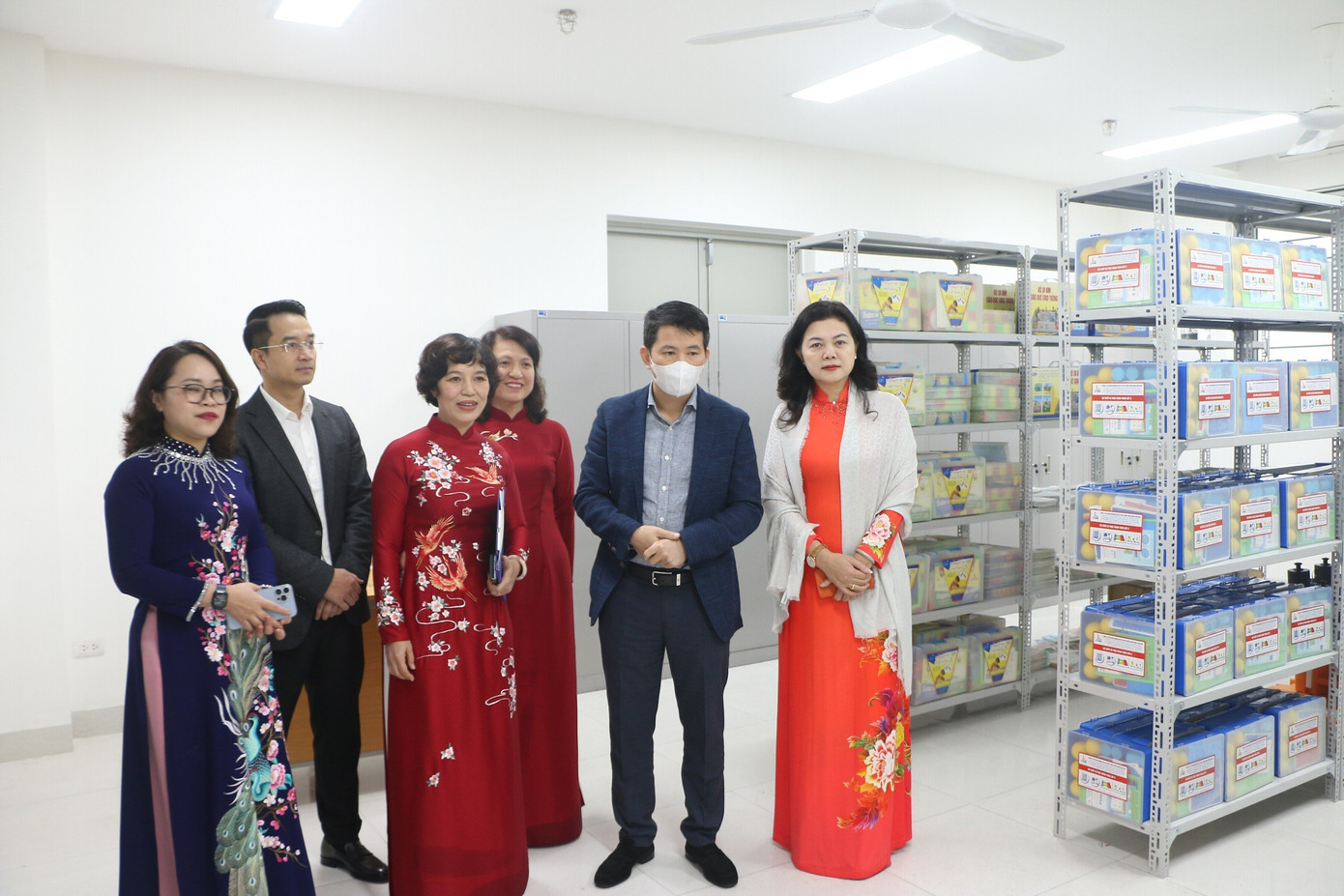 Các đại biểu tham quan cơ sở vật chất của trường. Các đại biểu tham quan cơ sở vật chất của trường.