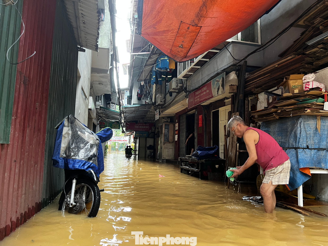 Ông T (trú tại ngõ 193 Bạch Đằng) cho biết, nhà ông đã đắp nhiều bao cát để ngăn nước, huy động nhiều người trực để múc nước ra bên ngoài. Nhưng đêm qua và sáng nay lũ lên quá nhanh khiến cả tầng 1 đều ngập trong nước.