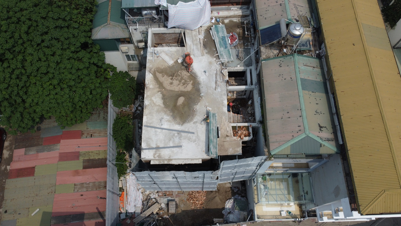 Xung quanh tòa nhà được quây tôn kín, việc xây dựng diễn ra đằng sau lớp tôn che chắn bên ngoài