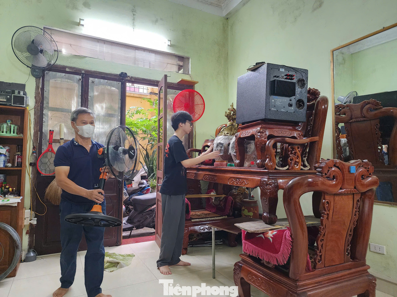 Chiều 10/9, lũ trên sông Hồng qua địa bàn Hà Nội đã vượt mức báo động 1 - cao hơn 9,5 m. Hàng trăm hộ dân tại phường Chương Dương đã chuẩn bị sẵn sàng đón lũ, chủ động đưa các đồ điện, tài sản có giá trị lên tầng cao đảm bảo an toàn.