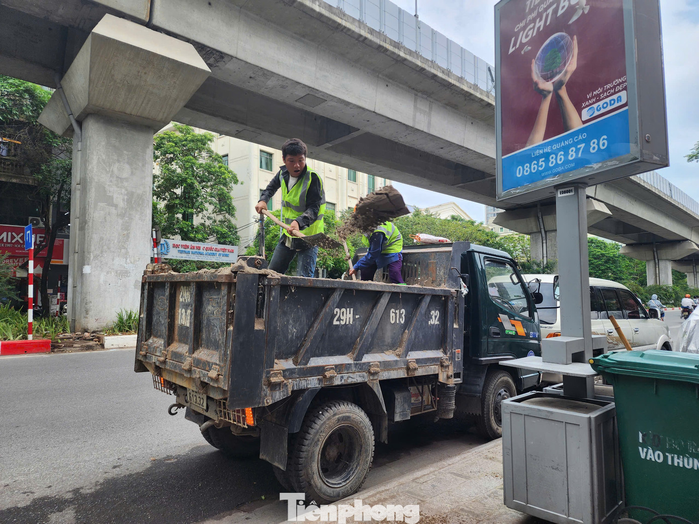 Ngay trong ngày 17/9, trên tuyến phố Hào Nam, Hoàng Cầu... (quận Đống Đa), các đơn vị được UBND quận thuê đã có mặt để lấp đất vào các hố trồng cây. Ngay trong ngày 17/9, trên tuyến phố Hào Nam, Hoàng Cầu... (quận Đống Đa), các đơn vị được UBND quận thuê đã có mặt để lấp đất vào các hố trồng cây.