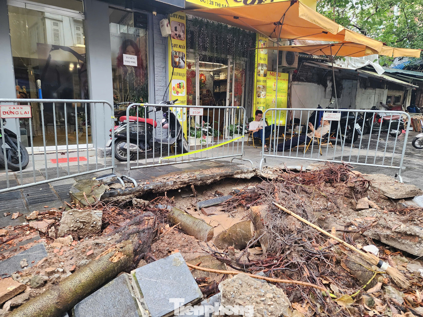 Một hố lớn do cây si đổ để lại. Cơ quan chức năng đã đặt barrie cảnh báo Một hố lớn do cây si đổ để lại. Cơ quan chức năng đã đặt barrie cảnh báo