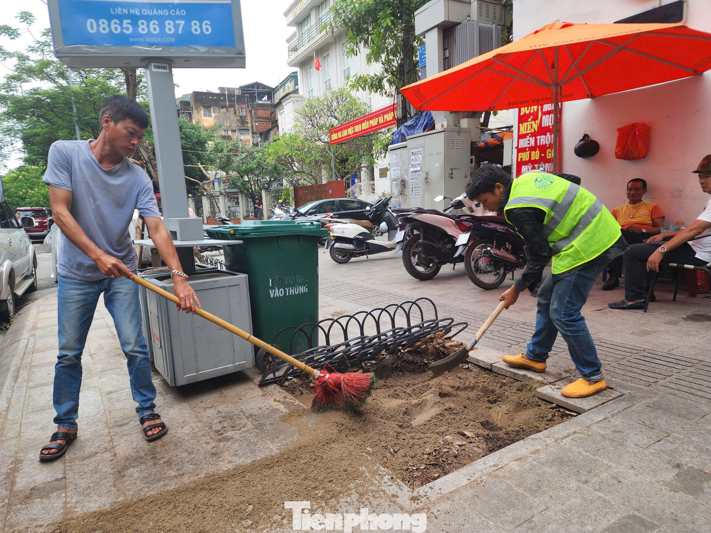 Việc này vừa chống lấn chiếm, đảm bảo an toàn, vừa để phục vụ cho việc trồng cây thay thế Việc này vừa chống lấn chiếm, đảm bảo an toàn, vừa để phục vụ cho việc trồng cây thay thế