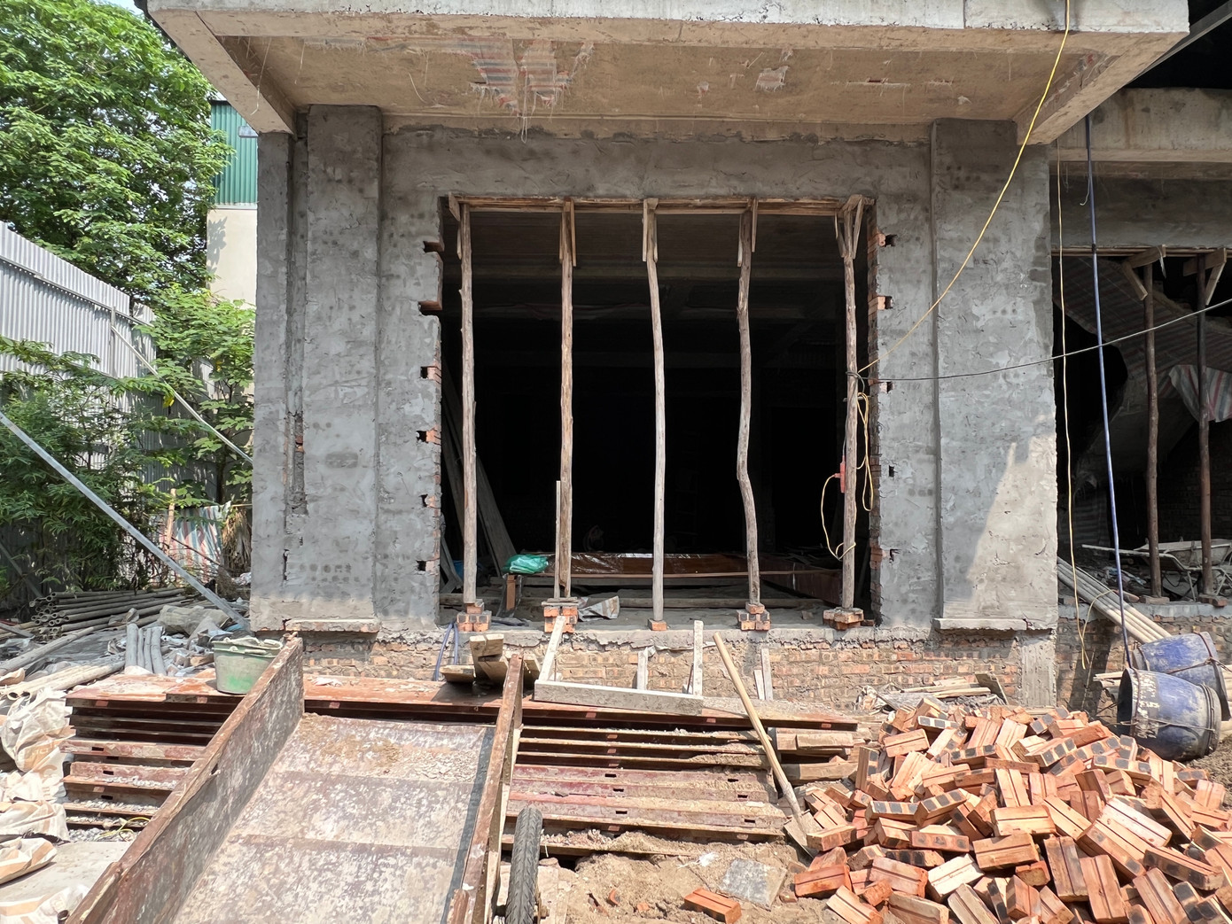 Tuy nhiên đến nay, phía trong công trình vẫn có công nhân thi công.