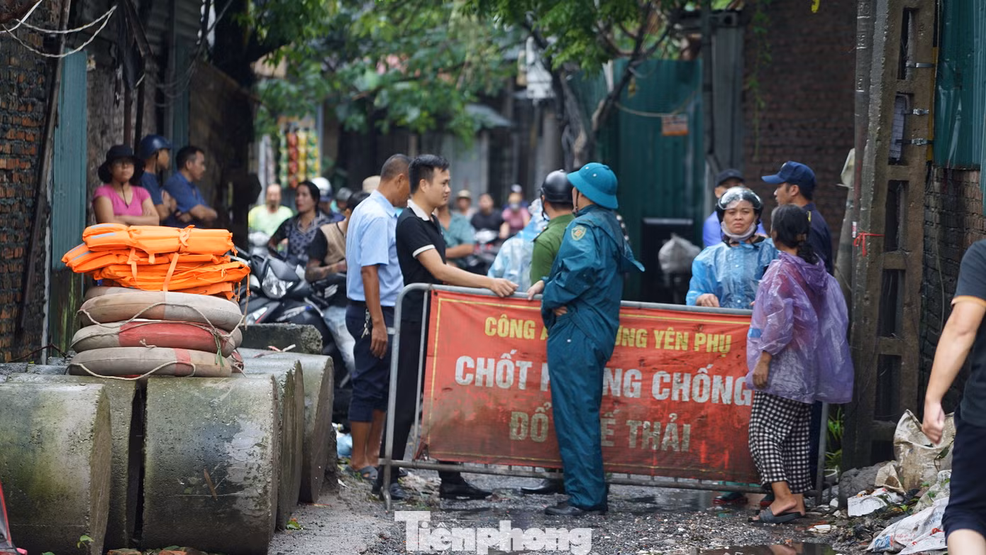 Sáng 10/9, lực lượng chức năng quận Tây Hồ đã chặn barie đường đi vào những khu vực ra bãi bồi sông Hồng do nước sông dâng cao.