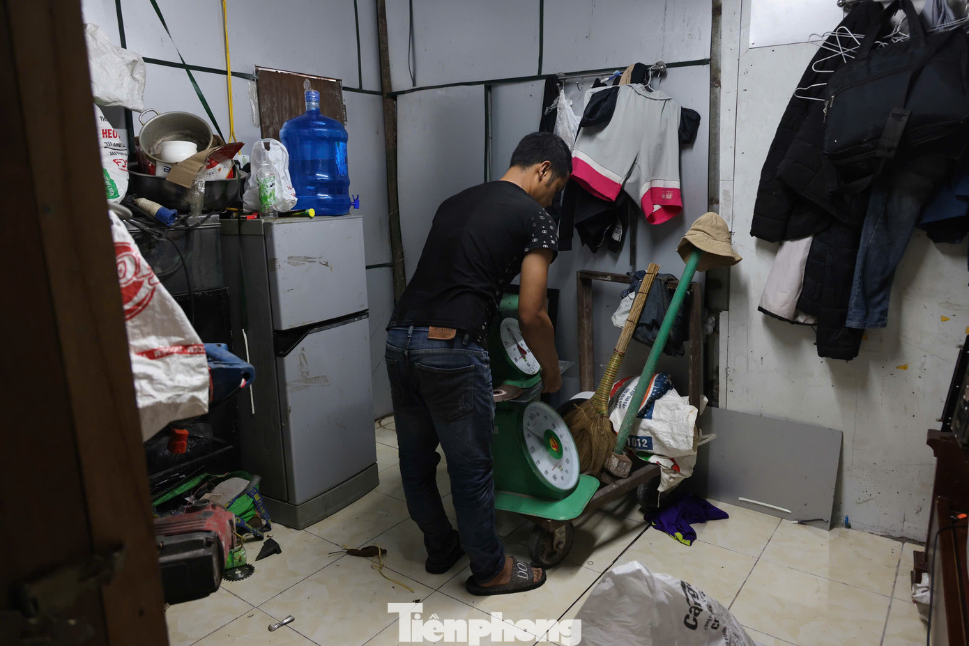 Đại diện UBND quận Hoàn Kiếm cho biết, quận đã yêu cầu thủ trưởng các phòng, ban ngành thuộc quận căn cứ tình hình mưa lũ, chủ động kiểm tra rà soát, sẵn sàng triển khai các kế hoạch, phương án hộ đê, ứng phó lũ theo phương châm "4 tại chỗ". Đại diện UBND quận Hoàn Kiếm cho biết, quận đã yêu cầu thủ trưởng các phòng, ban ngành thuộc quận căn cứ tình hình mưa lũ, chủ động kiểm tra rà soát, sẵn sàng triển khai các kế hoạch, phương án hộ đê, ứng phó lũ theo phương châm "4 tại chỗ".