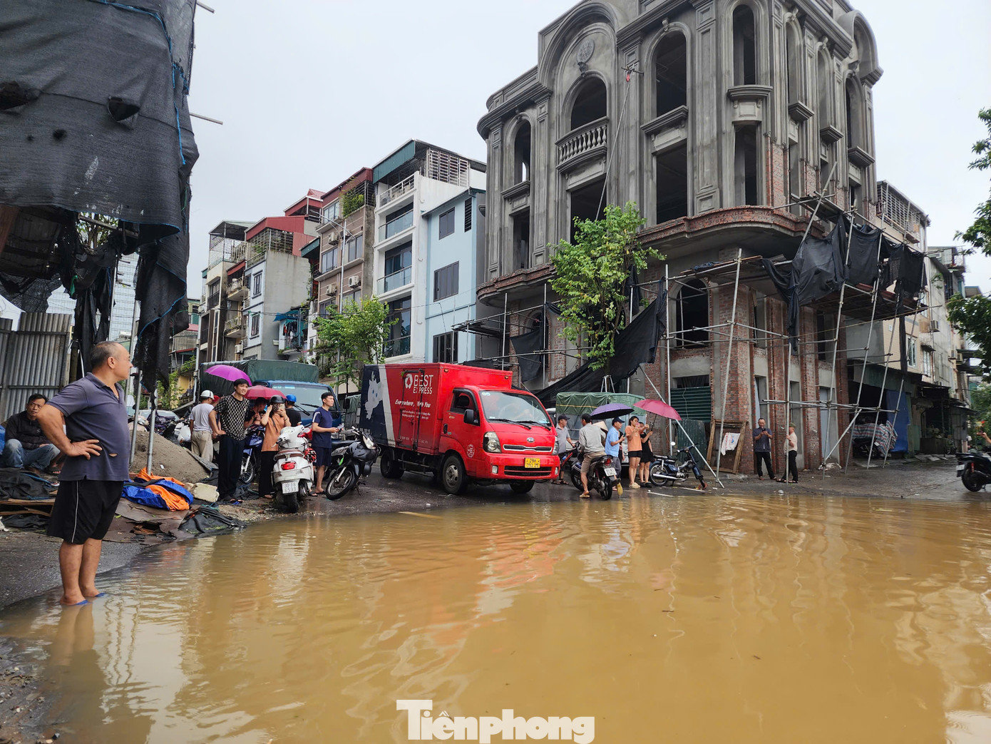 Khu vực nói trên có hàng chục ô tô gửi qua đêm. Ngay trong đêm 9/9, toàn bộ xe ô tô đã được di dời ra khỏi khu vực ngập