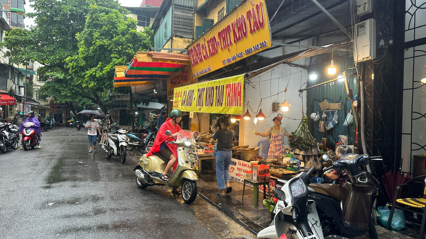 Đại diện Sở Công thương Hà Nội cho biết, Sở đã yêu cầu các quận huyện thị xã tăng cường kiểm tra, giám sát hoạt động kinh doanh trên địa bàn, hướng dẫn, kiểm tra các hộ kinh doanh đảm bảo ổn định giá cả các mặt hàng tiêu dùng thiết yếu.