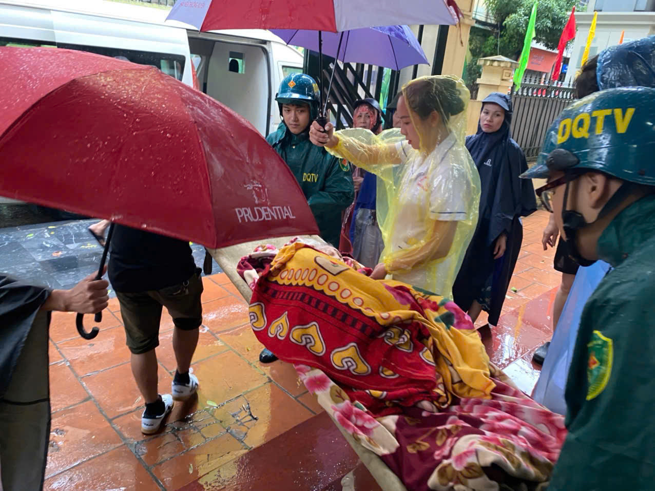 Người già không thể đi lại được xe đưa đón đến nơi tạm trú Người già không thể đi lại được xe đưa đón đến nơi tạm trú