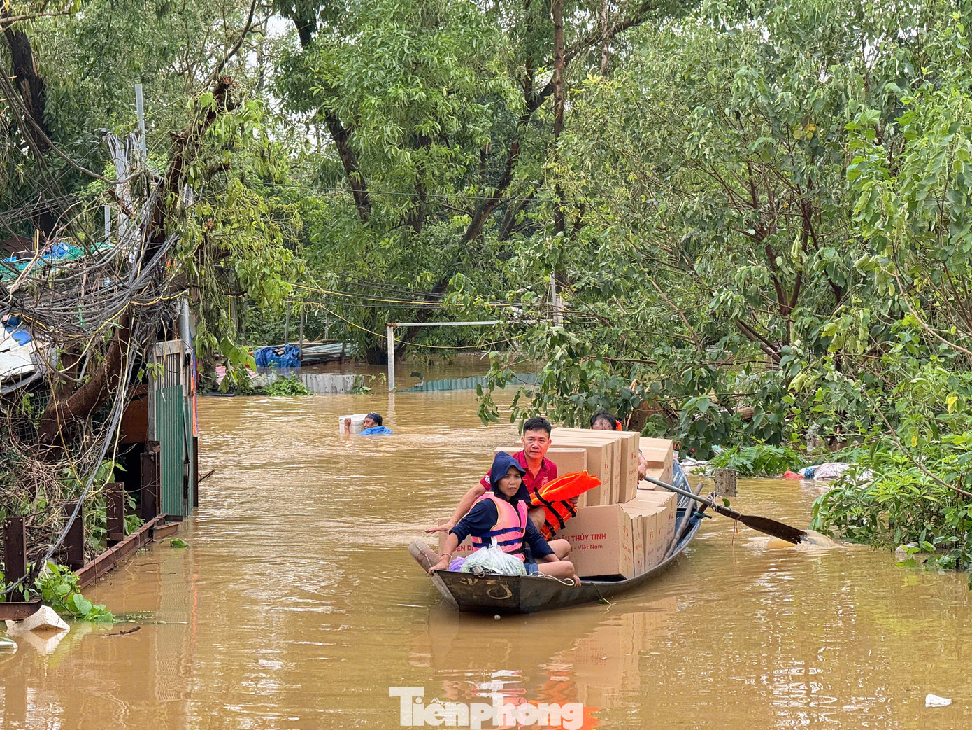 Công tác đóng đồ đạc, vận chuyển ra bên ngoài đang được lực lượng chức năng tiến hành khẩn trương. Cơ quan chức năng khuyến cáo người dân không tự ý bơi ra ngoài bãi bồi.