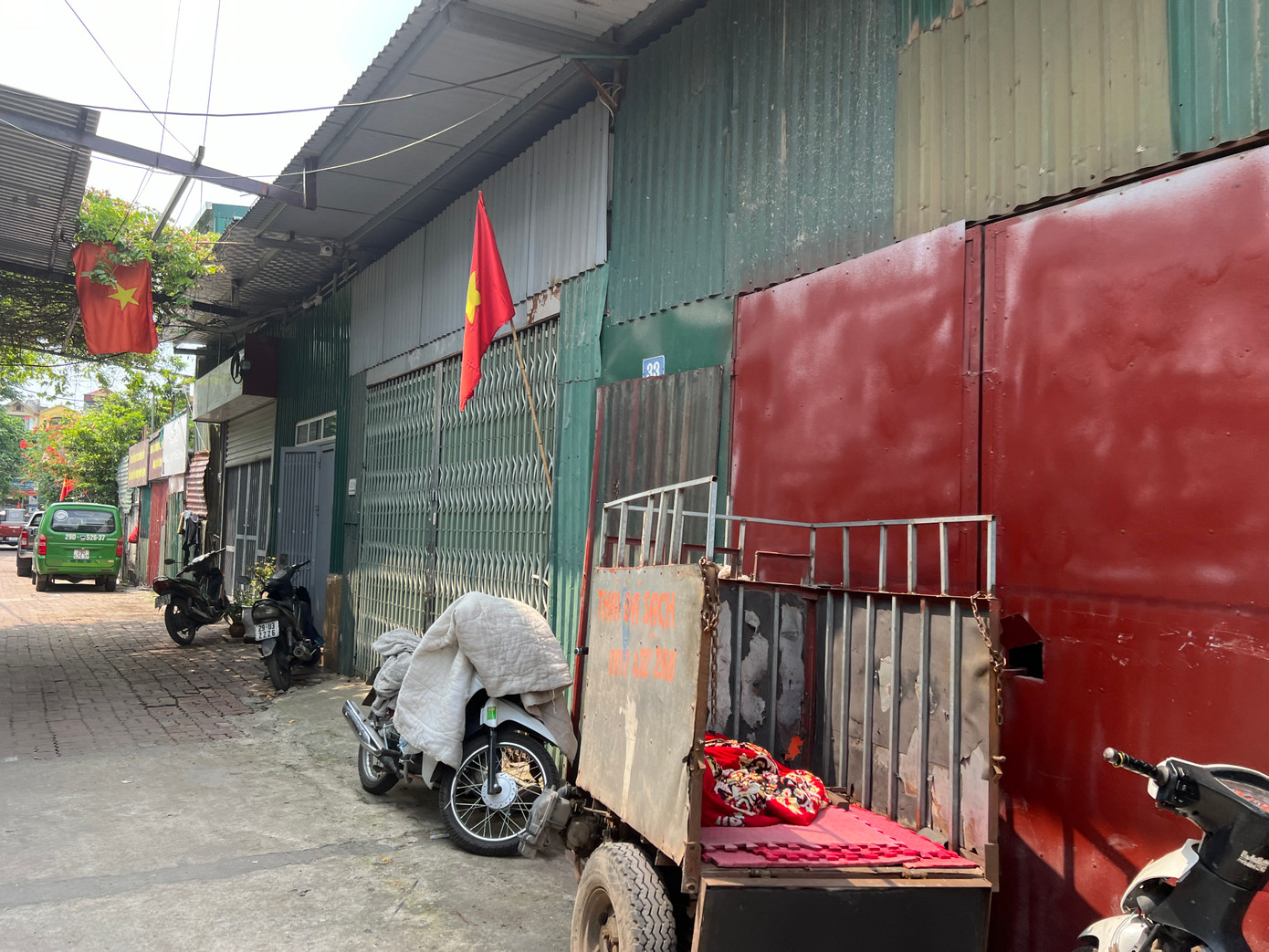 Để xử lý dứt điểm tình trạng nêu trên, Phó Chủ tịch UBND quận Hoàng Mai Đỗ Thanh Tùng đề xuất Chủ tịch UBND quận Hoàng Mai xem xét tạm dừng điều hành một số hoạt động công tác khác của Chủ tịch UBND phường Định Công để tập trung xử lý các vi phạm về công tác quản lý đất đai, trật tự xây dựng trên địa bàn. "Thời hạn đến hết ngày 30/5/2024 phải hoàn thành việc xử lý vi phạm” - báo cáo nêu.