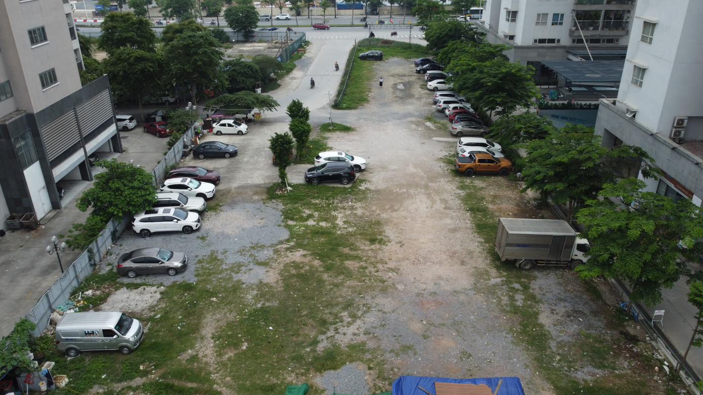 Điển hình là bãi xe mọc lên dưới cụm chung cư Văn phòng Quốc hội.