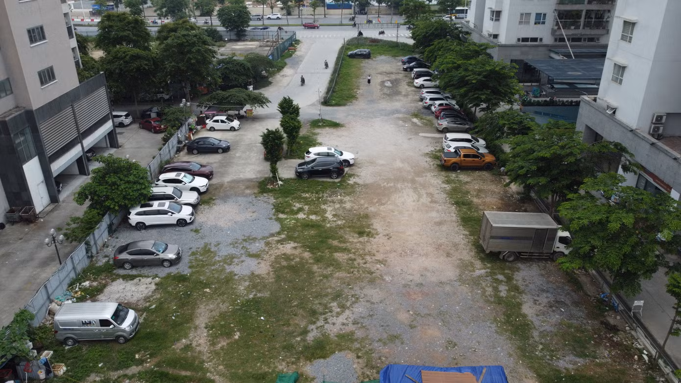 Điển hình là bãi xe mọc lên dưới cụm chung cư Văn phòng Quốc hội.